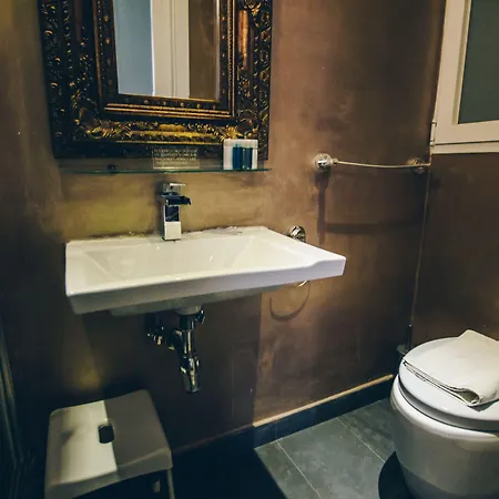 招待所 Sally Port