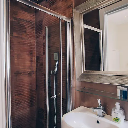 招待所 Sally Port